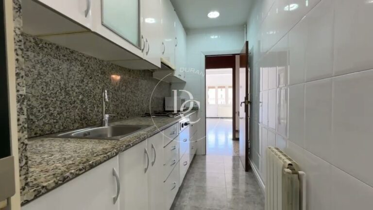 Vender apartamentos luminosos en la zona de En Corts