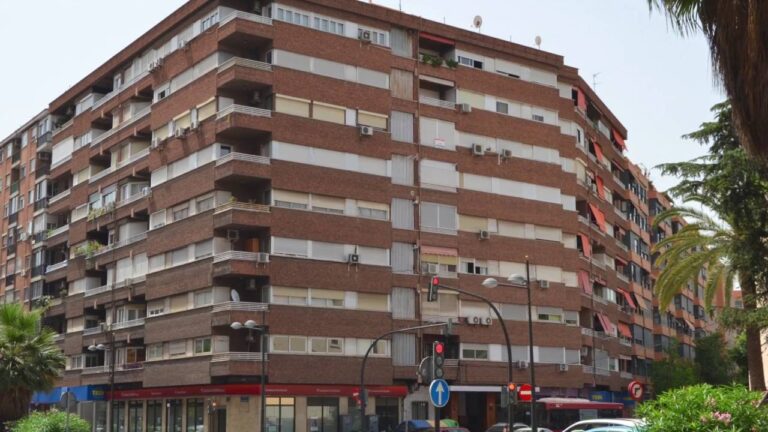 Vender pisos con piscina en el barrio de Montolivet